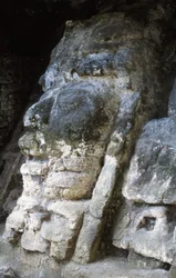 Máscara en una pirámide, 200 a.C.
